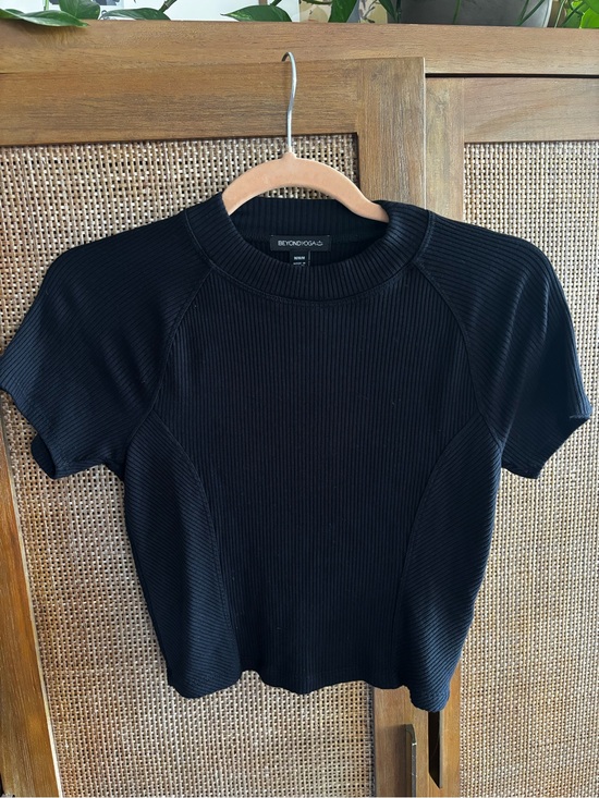 Beyond Yoga Tops - Beyond Yoga Ribbed Crop Black Tee Womens M TTS Great Condition